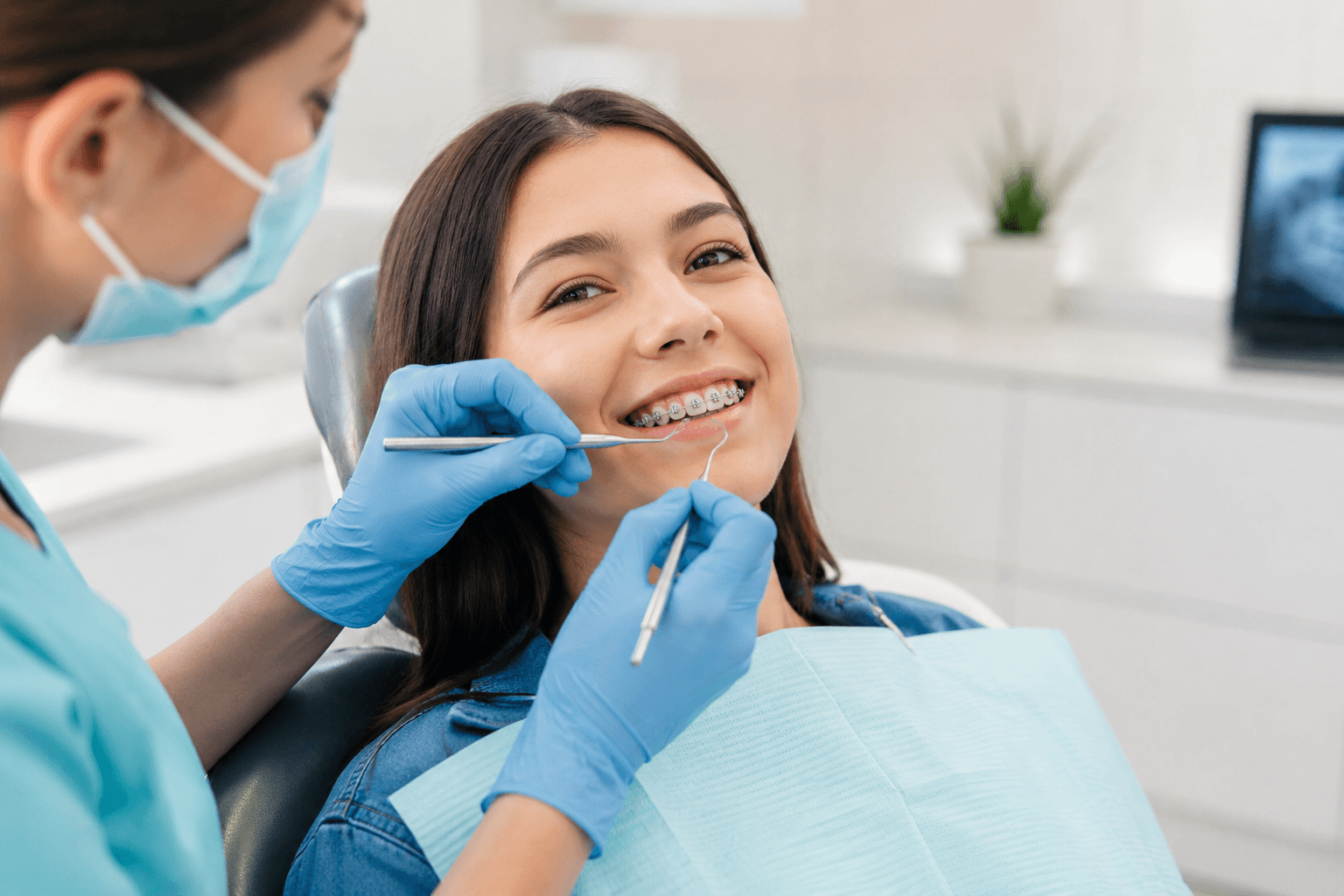 Paciente con brackets durante una revisión de ortodoncia